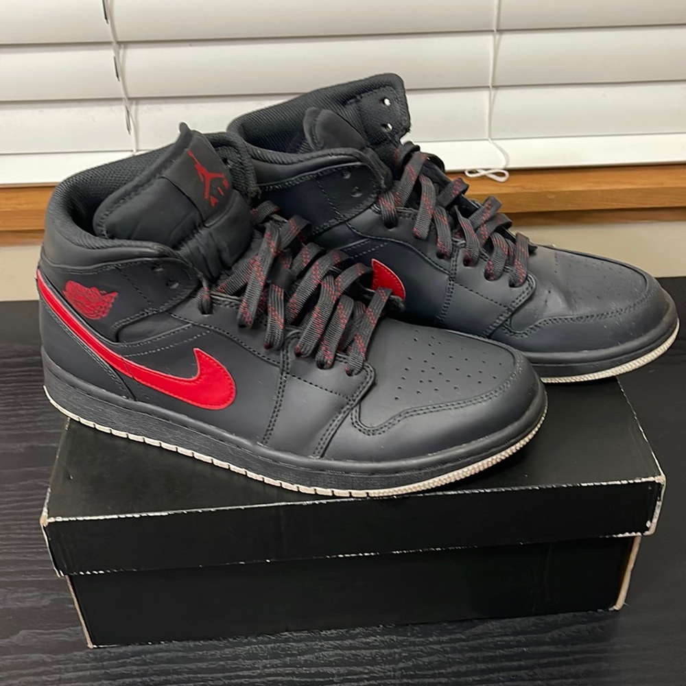 Retro 1 mids 6/10 seen better but over all still in pretty good con💯